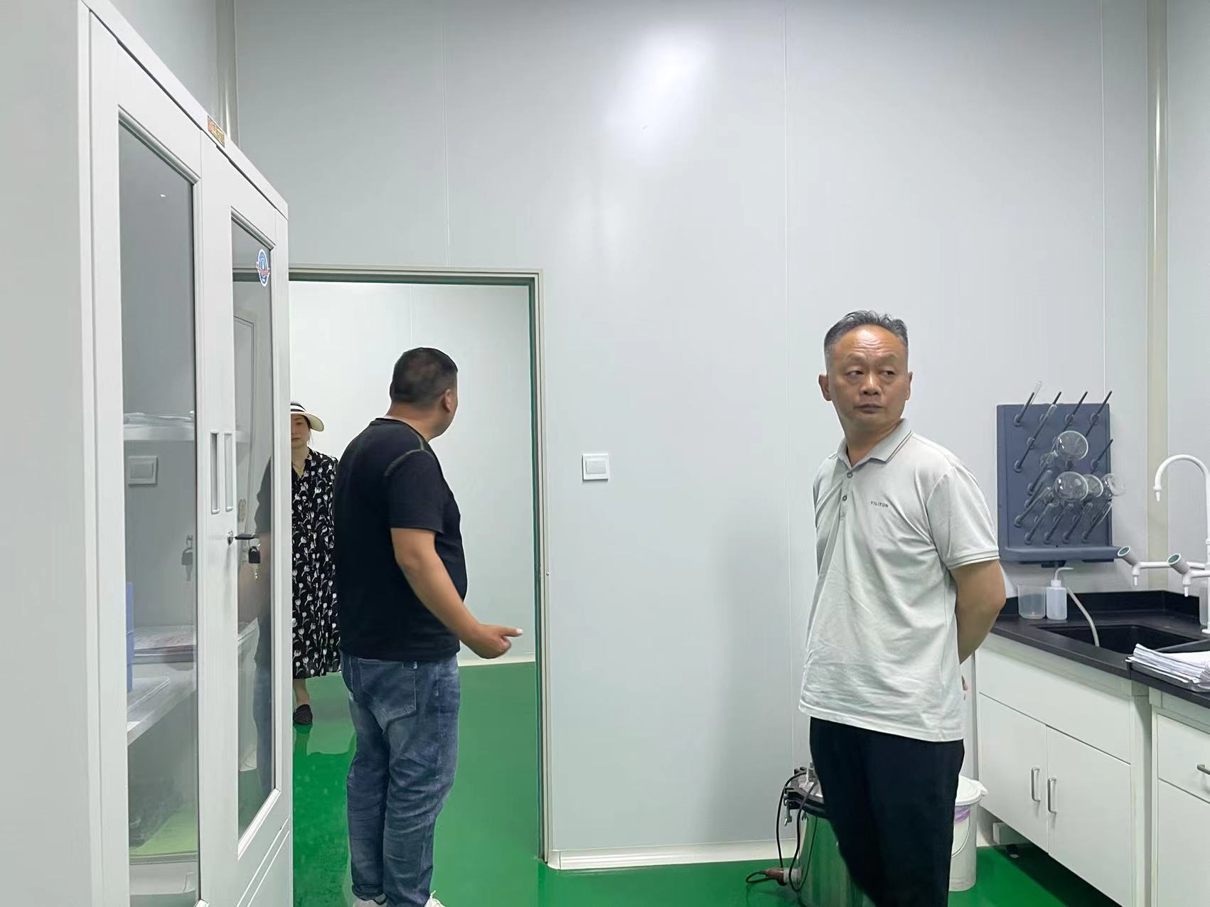 參觀實(shí)驗室